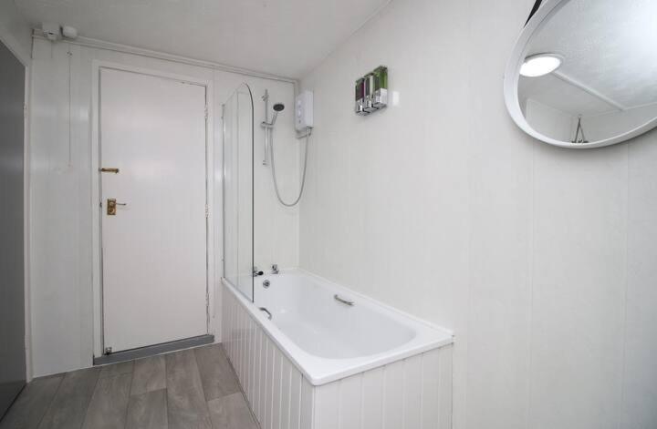 City Centre, Parking, Smart Tv'S In All Rooms Swansea Exterior foto